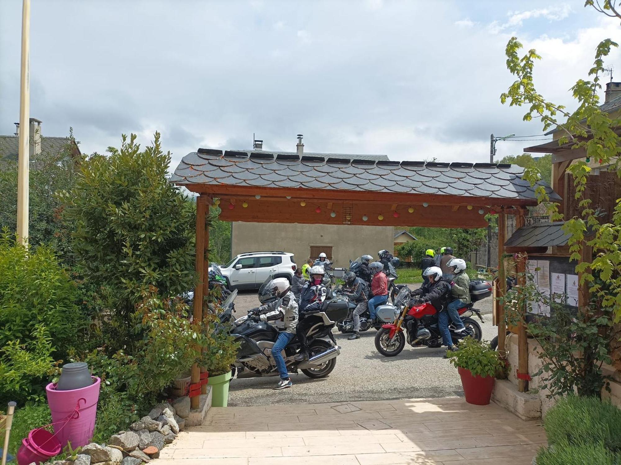 Le Sapin Rouge - Restaurant - Bar - Chambres D'Hotes Artigues  Exterior photo